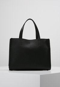 Czarna skórzana torba tote o teksturowanej powierzchni, z dwoma krótkimi uchwytami i prostokątnym kształtem. Minimalistyczny design, bez widocznych elementów metalowych czy wzorów.