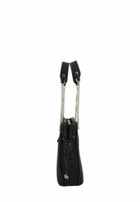 Borsa a tracolla nera trapuntata con pelle texturizzata, catene argentate e chiusura a coulisse. Presenta una forma strutturata ed allungata.