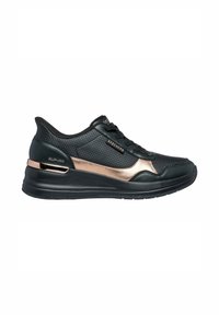 Zapatilla deportiva negra de Skechers, tipo slip-on, con laterales perforados, detalles metálicos en rosa dorado y una suela gruesa y acolchada, mostrada en perfil lateral derecho.