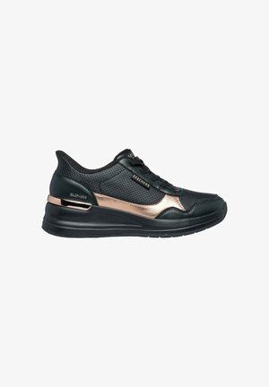Zwarte Skechers instapsneaker met geperforeerde zijkanten, metallic roségouden accenten en een dikke, gewatteerde zool, weergegeven in rechterzijprofiel.