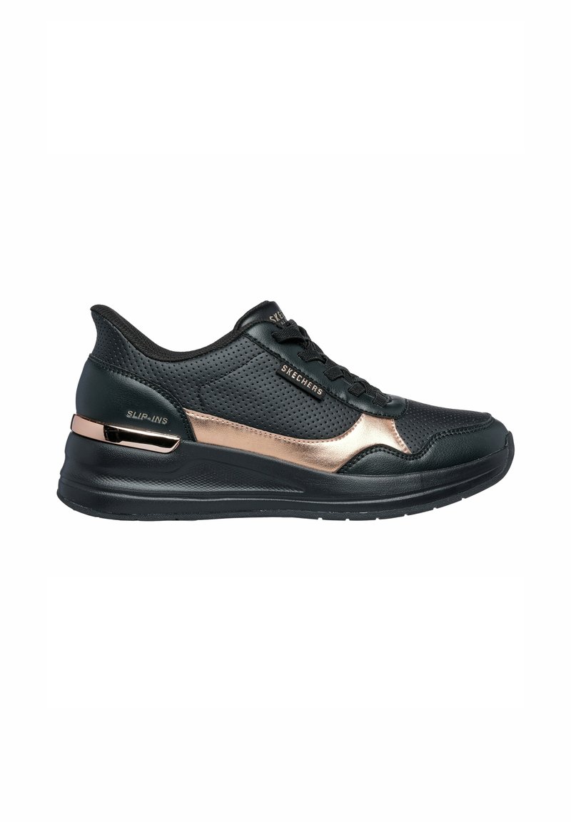 Zapatilla deportiva negra de Skechers, tipo slip-on, con laterales perforados, detalles metálicos en rosa dorado y una suela gruesa y acolchada, mostrada en perfil lateral derecho.
