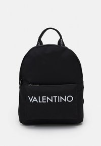 Černý nylonový batoh s kulatým tvarem, s přední kapsou na zip a bílým logem "VALENTINO". Dvojité horní rukojeti a nastavitelné popruhy.