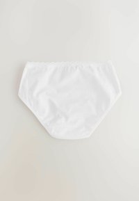 Weiße Baumwollslips mit glatter Textur, ausgestattet mit einem gewellten Spitzenbund und einem schlichten, klassischen Design.