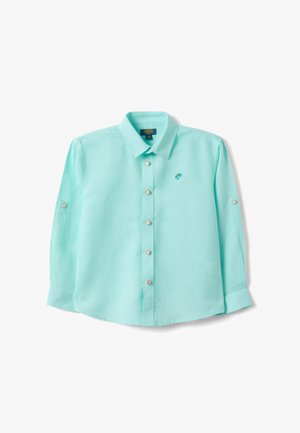 Camisa de manga larga azul claro con cuello y botones, con un pequeño bordado de palmera en el pecho, y pestañas con botones en las mangas para subirlas.