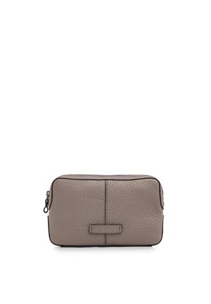 Pochette rettangolare in pelle color taupe con texture a grana, bordo nero, chiusura con cerniera e piccola etichetta del marchio cucita sul davanti.