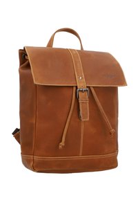 Zaino in pelle marrone con chiusura a patta, spallacci regolabili e maniglia superiore. Presenta una fibbia e dettagli cuciti per texture.