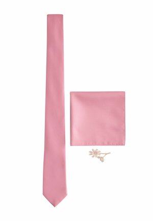 Rosa Seidenkrawatte, passendes Einstecktuch und kleine weiße Blumen-Anstecknadel auf weißem Hintergrund angeordnet.