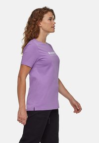 Paars T-shirt met korte mouwen van katoen, met een ronde hals en een grafische print op de voorkant. Zijsplitten bij de zoom.