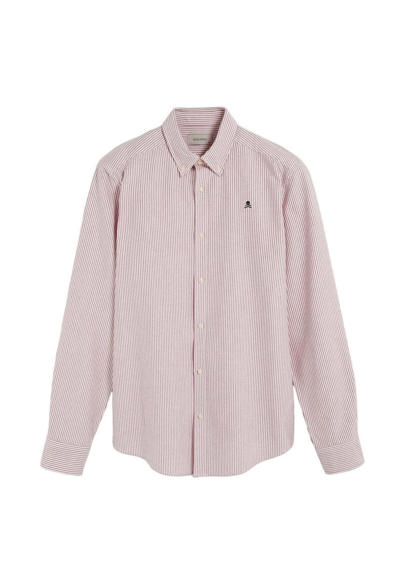 Camisa de rayas rojas y blancas de manga larga con cuello abotonado, que presenta un pequeño logo negro en el lado izquierdo del pecho y puños abotonados.