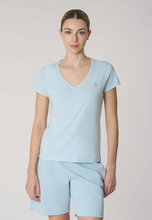 Maglietta V-neck blu chiaro in morbido cotone, con maniche corte e un piccolo logo ricamato sul lato sinistro del petto.