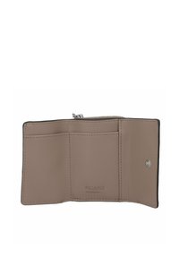 Portefeuille en cuir beige avec surface texturée, comportant quatre emplacements pour cartes et un fermoir à pression argenté sécurisé. Design compact avec bords lisses.