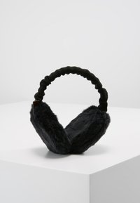 Orejeras de piel sintética negra con una diadema de punto texturizada; los amplios y redondeados cubreorejas ofrecen una cobertura completa para el calor.