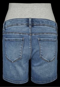 Shorts de mezclilla con un lavado azul claro, que presentan bolsillos traseros, costuras en contraste y una cinturilla elástica gris.