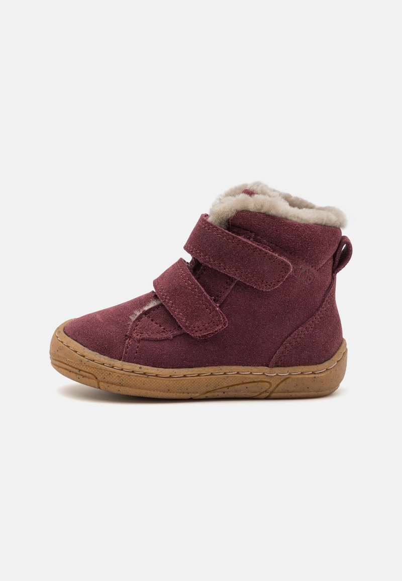 Botte d'hiver pour enfant en daim rouge foncé, avec deux bandes Velcro, doublure en polaire beige, semelle en caoutchouc marron et languette à l'arrière.