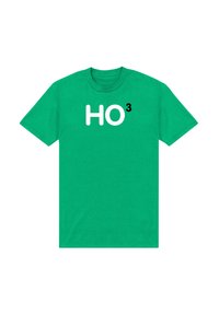 Grøn bomulds t-shirt med rund hals, med teksten "HO" i hvid og "3" i sort trykt på fronten. Korte ærmer.