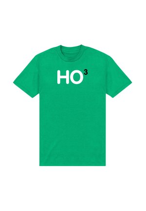 Grøn bomulds t-shirt med rund hals, med teksten "HO" i hvid og "3" i sort trykt på fronten. Korte ærmer.