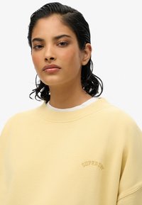 Superdry & Co ESSENTIAL LOGO CREW - Sudadera - straw yellow