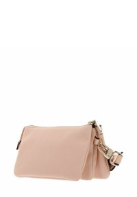 Pochette en cuir rose à finition texturée, équipée d'une fermeture éclair ton or et d'une bandoulière réglable. Compacte, avec une forme rectangulaire élégante.