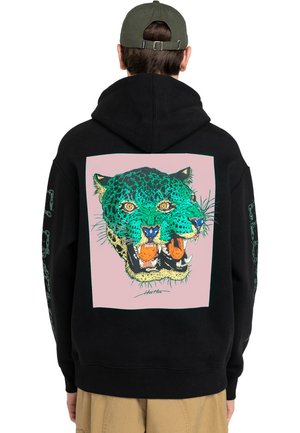 Sudadera negra con un gran gráfico de leopardo colorido sobre un fondo rosa. Presenta un corte relajado y capucha con cordón; tejido texturizado.