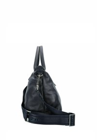 Sac à main en cuir bleu marine avec deux poignées, une surface texturée, des accessoires en argent et une bandoulière en tissu réglable. Détail de fermeture éclair visible.