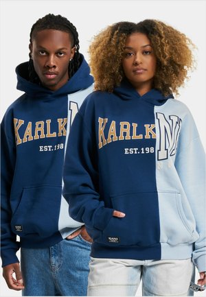 Felpa con cappuccio a design diviso; blu navy scuro da un lato, azzurro chiaro dall'altro. Presenta "KARL KANI" in grassetto, con un testo a contrasto.