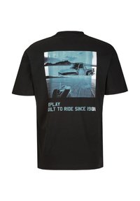 Schwarzes T-Shirt mit einem grafischen Druck eines Vintage-Trucks und eines Rennwagens mit blauen Akzenten sowie dem Text "REPLAY BUILT TO RIDE SINCE 1981."