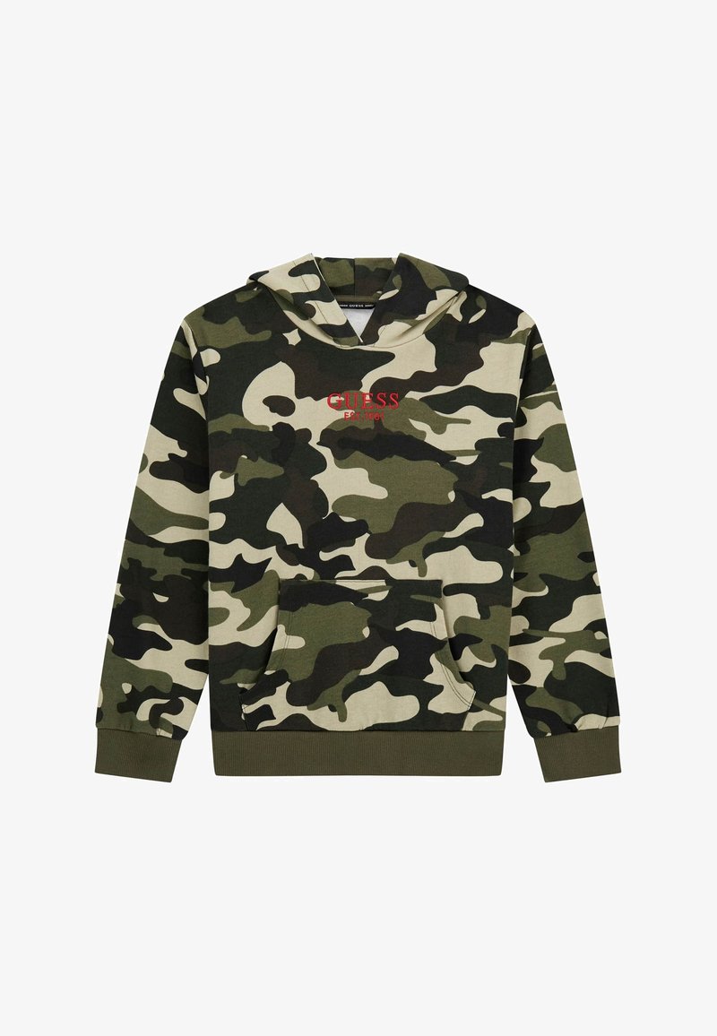 Kaptur w kamuflażu w kolorze zielonym i beżowym z przednią kieszenią, kapturem na sznurki oraz czerwonym logo "GUESS". Wykonany z miękkiego materiału dla zapewnienia komfortu.