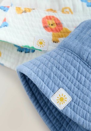 Két babakalap: az egyik világoskék texturált anyagból készült, napos címkével, a másik pedig fehér, színes állatmintákkal, mindkettő pamut.