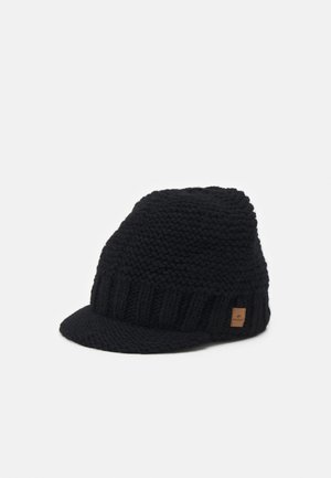 Bonnet noir en maille avec une visière courte et un motif texturé, comportant une petite étiquette rectangulaire marron sur le côté.
