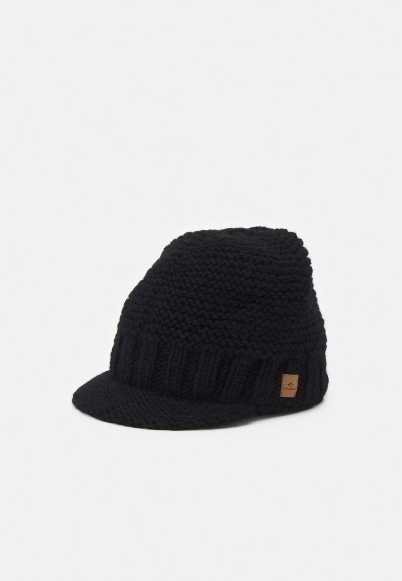 Bonnet noir en maille avec une visière courte et un motif texturé, comportant une petite étiquette rectangulaire marron sur le côté.