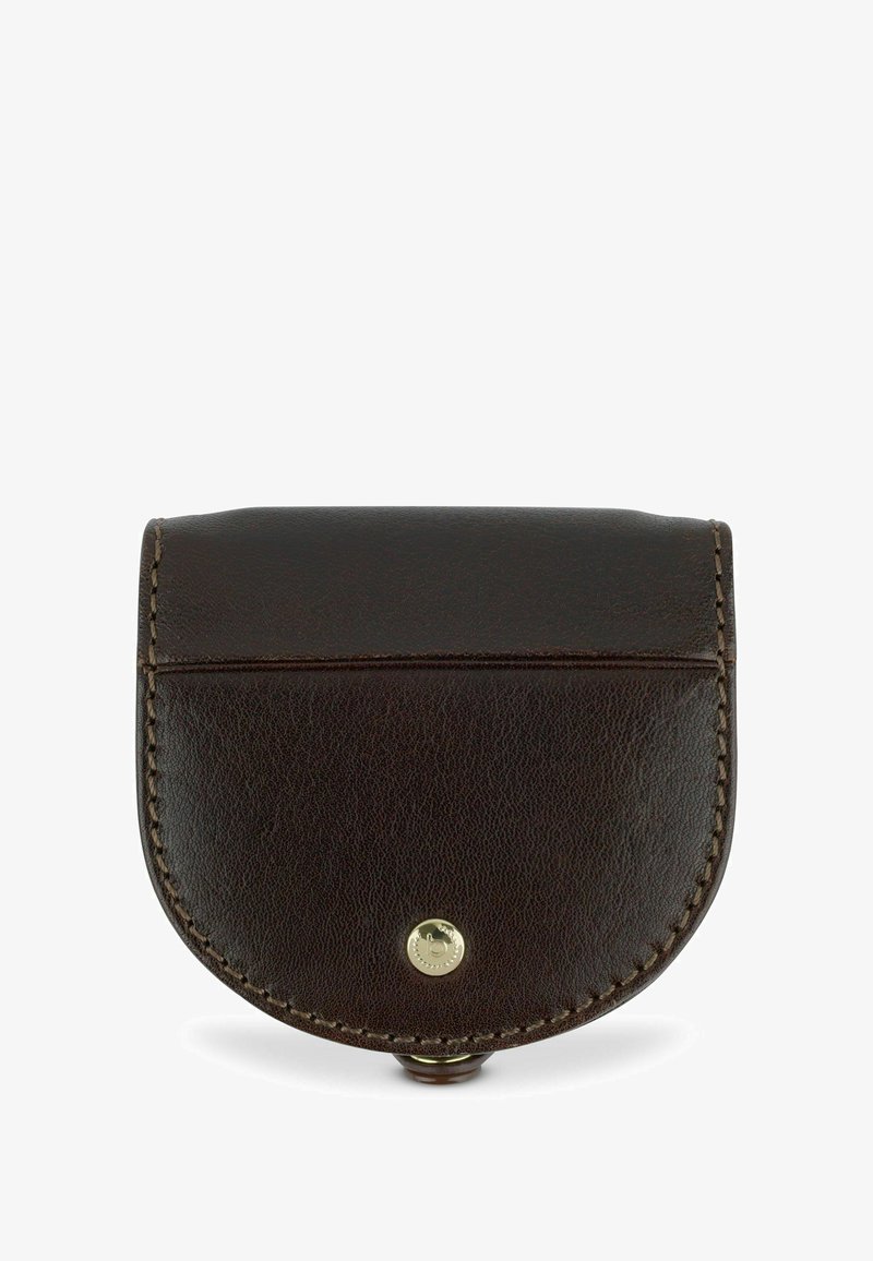 Braune Leder-Münztasche mit runder Form, Deckelverschluss, goldfarbener Hardware und sichtbaren Nähten an den Kanten.