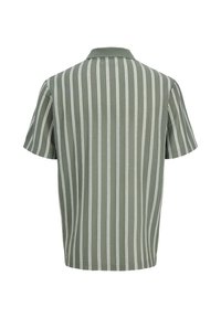 Polo à manches courtes de couleur olive, avec des rayures blanches verticales, un col et une coupe décontractée, offrant une texture lisse.