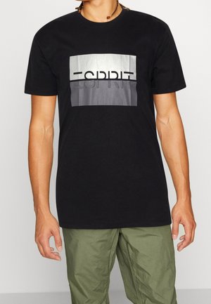 Camiseta de algodón negra con un gráfico rectangular plateado y gris que presenta el texto "ESPRIT" en letras negras en negrita. Con mangas cortas y cuello redondo.