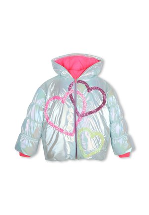 Doudoune argentée brillante pour enfant, avec doublure rose, capuche, et trois grandes formes de cœurs pailletés en rose, violet et jaune à l'avant.
