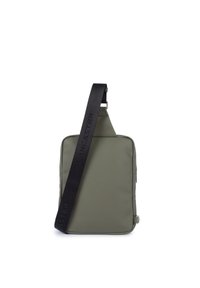 Borsa a tracolla verde oliva con design rettangolare, tessuto resistente, tracolla nera regolabile con logo e dettagli in metallo argentato.