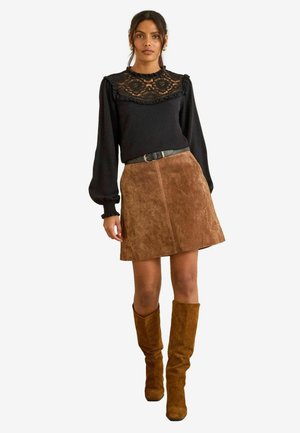 Pullover - black lace yoke