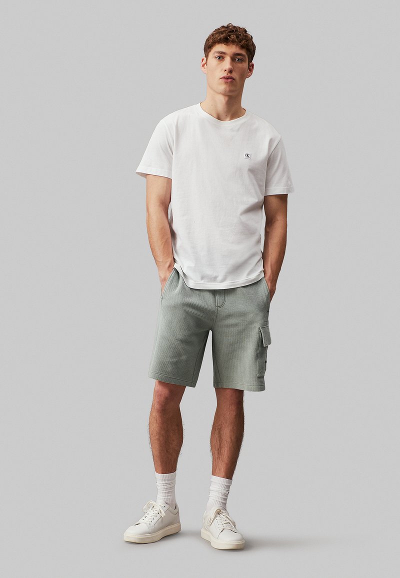 Calvin Klein Jeans CALVIN KLEIN JEANS WAFFLE CARGO JOGGER SHORTS - Pantalones deportivos - slate gray