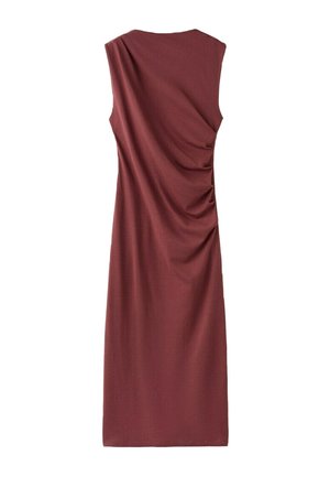 Robe sans manches, longueur genou, de couleur brun rougeâtre foncé avec un drapé froncé asymétrique d'un côté à l'arrière.