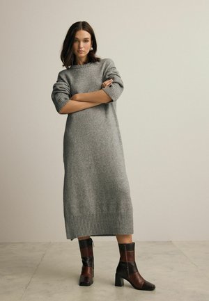 Next RELAXED TALL - REGULAR FIT - Strickkleid - neutral brown mole