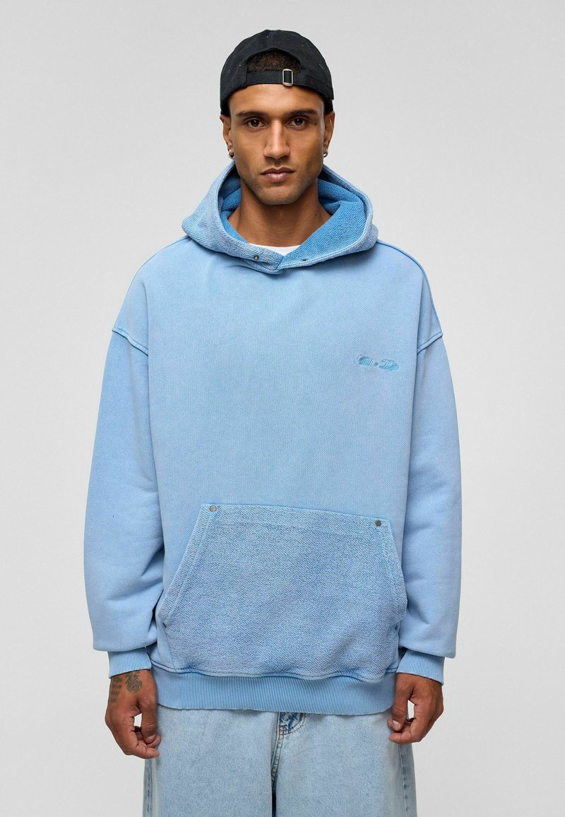 Lichtblauwe hoodie gemaakt van een katoenmix met een gestructureerde voorzak, trekkoordcapuchon en geribbelde boorden. Heeft een subtiele logo op de borst.