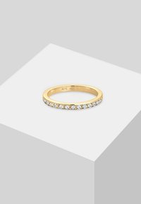 Goldring mit glatter Oberfläche, versehen mit einer Reihe von gleichmäßig platzierten klaren Edelsteinen entlang der Oberseite. Einfaches, elegantes Design.