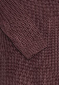 Burgunderfarbener, gestrickter Pullover mit strukturiertem Muster, der einen gerippten Saum und Bündchen aufweist. Der Stoff wirkt dick und warm.