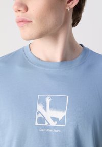 Calvin Klein Jeans GRID BOX TEE - Trükipildiga T-särk - faded denim