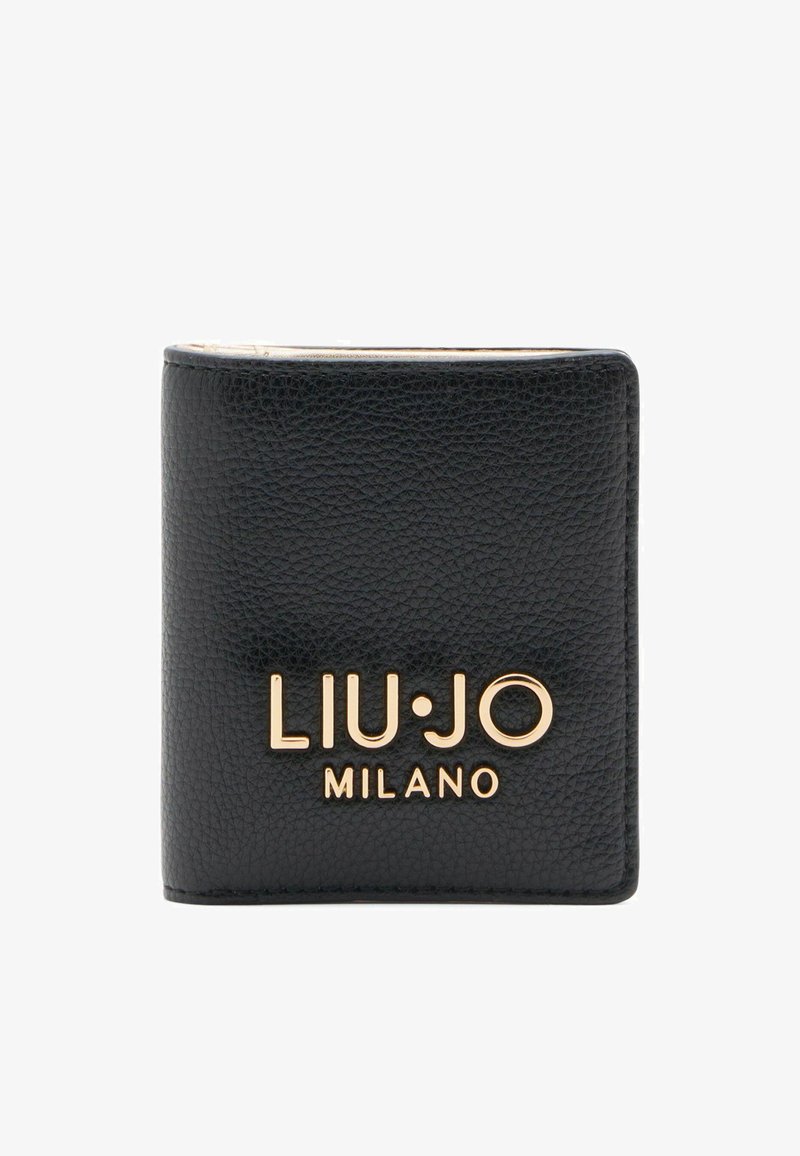 Portafoglio in pelle nera con superficie texturizzata, dotato di un logo dorato "LIU•JO MILANO" sulla parte anteriore. Design compatto a forma quadrata.