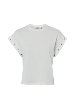 T-shirt blanc à manches courtes avec col rond et œillets métalliques le long des poignets roulés sur les deux manches, présenté sur un fond uni.