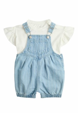 Hvid kortærmet skjorte parret med lyseblå denimshorts med tynde striber, justerbare stropper og en forlommelomme.