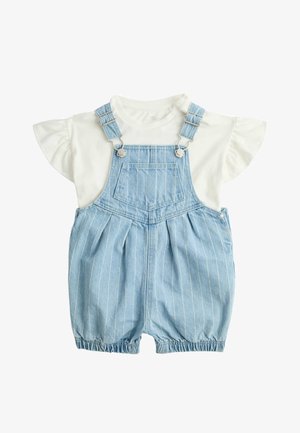 Hvid kortærmet skjorte parret med lyseblå denimshorts med tynde striber, justerbare stropper og en forlommelomme.