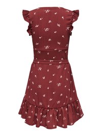 Robe bordeaux sans manches à imprimé floral blanc, détails volantés aux épaules, ceinture assortie et ourlet à volants.
