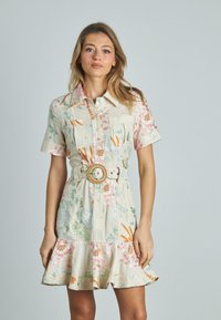 Kurzarm-Leinenkleid mit einem floralen Muster in Blau, Rosa und Grün. Enthält einen ausgestellten Saum und einen breiten, dekorativen Gürtel.