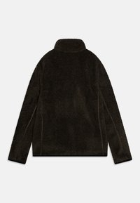 Mørkegrønn fleecejakke med høy krage, lange ermer og en teksturert, myk overflate. Har en rett snitt og ingen synlige lukkinger.